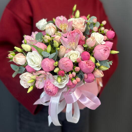 Цветочная композиция в розовой коробке с пионовидными розами/альстромериями