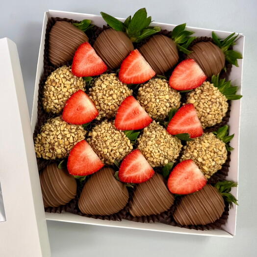 16 клубник в молочном шоколаде 🍓