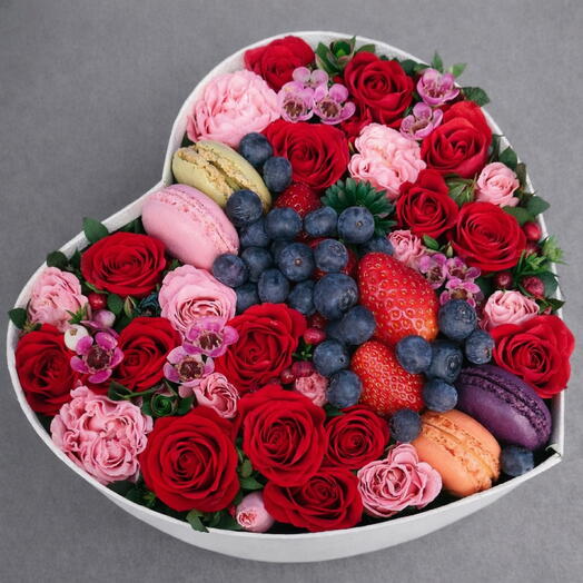 FRESH SWEET: Ягодное сердце цветы в коробке сердце с кустовыми розами ягодами и печенье | 14 февраля | 8 Марта | день рождения