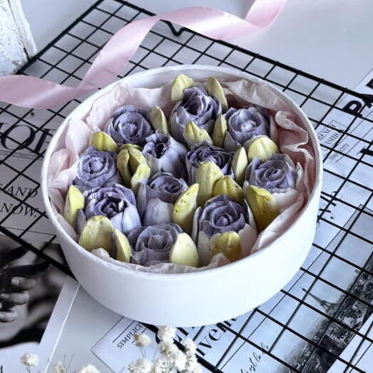 Тюльпаны из зефира в круглой коробке M