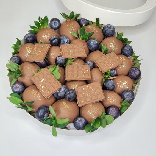 Клубника в шоколаде с голубикой и мини плитками шоколада