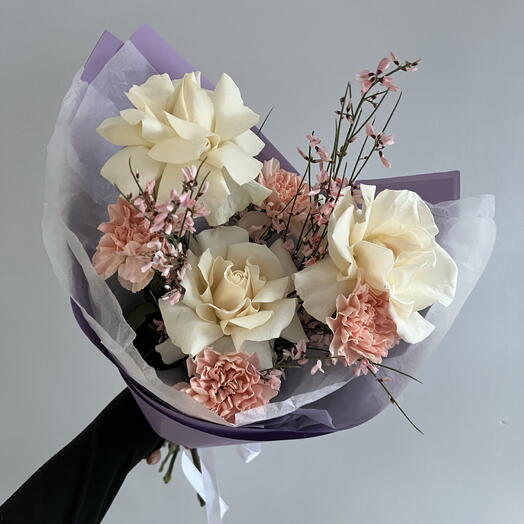 Авторский букет с ароматной генистой, французскими розами и розовыми диантусами