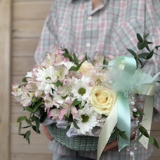 Нежный букет с розами, стойкие цветы