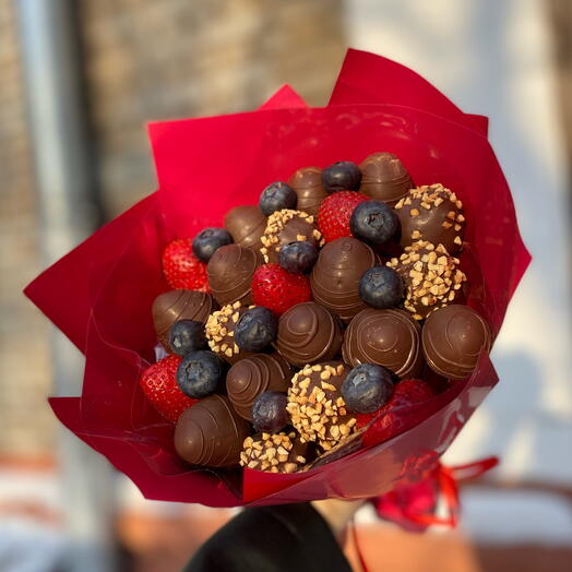 Букет из клубники в шоколаде с голубикой 14 февраля