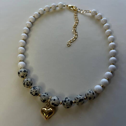 Колье «Сердце Далматина» из белого агата и яшмы