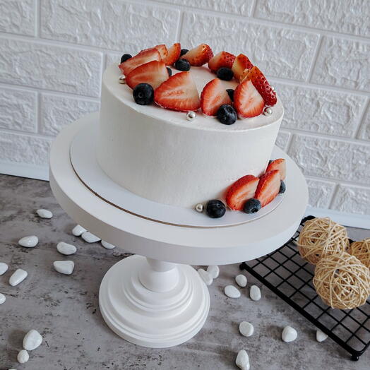 Торт с ягодным оформлением