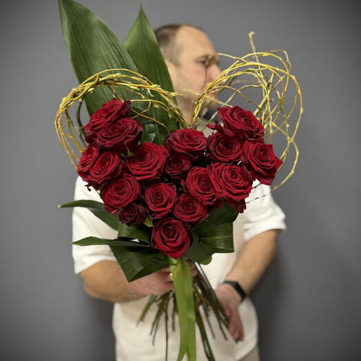 Сердце из красных роз