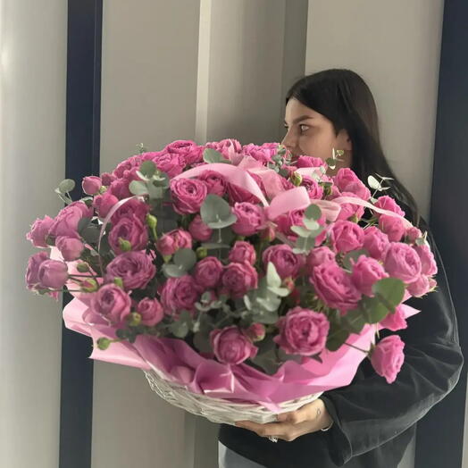 Корзина кустовых пионовидных роз