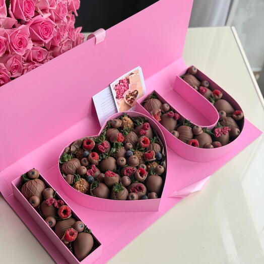 Коробка I love you с клубникой в шоколаде