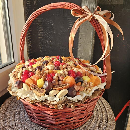Корзинка с орехами и сухофруктами