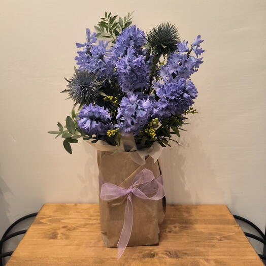 Цветы в коробке Сирень фиолетовые гиацинты колючки фисташка и солидаго