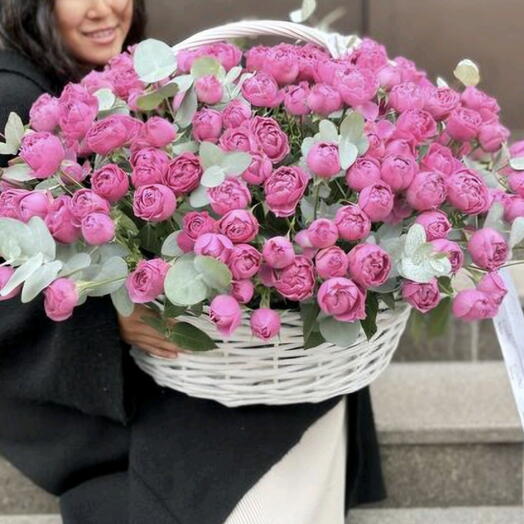 Корзина с пионовидные роз и эвкалипт