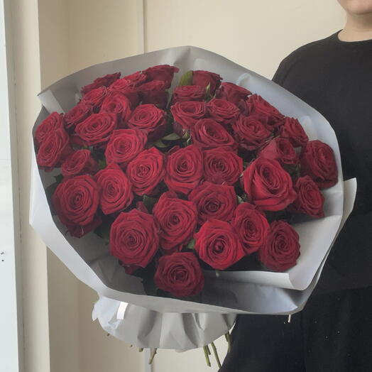 Букет из 35 роз сорта Ред Наоми