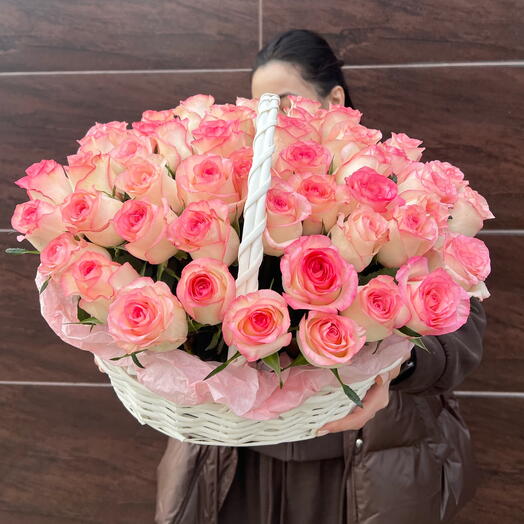 Пышная корзина из 51 кенийской розы