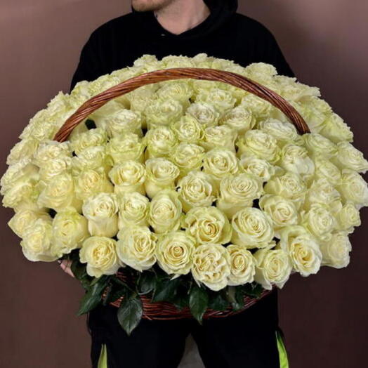 Корзина из 101 белой розы
