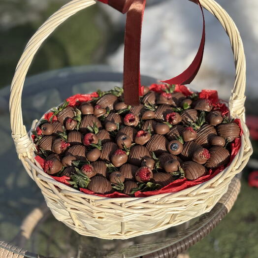 Корзина с клубникой, малиной, голубикой в шоколаде маме/бабушке/девушке/любимой/жене/подруге