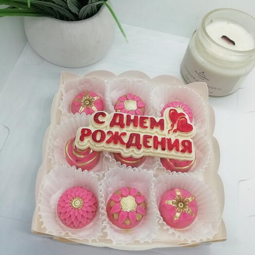 Конфеты-цветы "С днем рождения" с дубайской начинкой (9 шт + надпись)