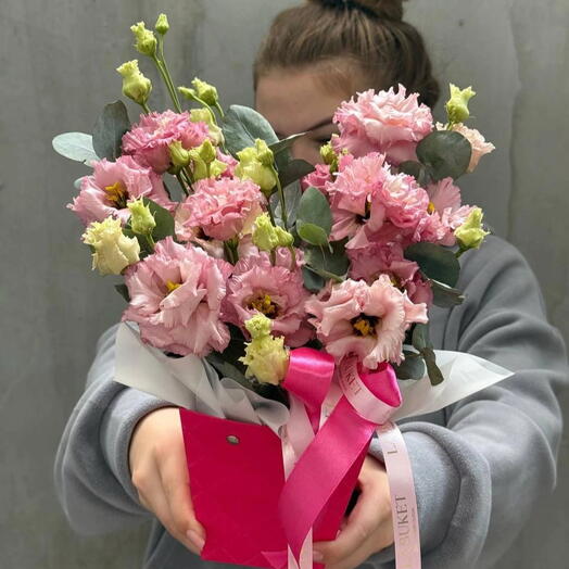 Композиция из нежной эустомы с эвкалиптом