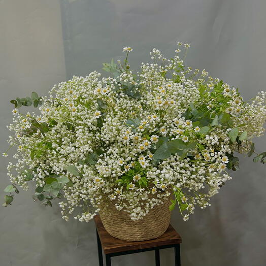 Корзина с ромашками, гипсофилой и эвкалиптом