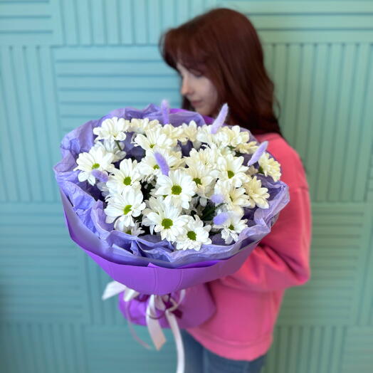 Букет из 5 ромашковых хризантем и лагуруса 💜