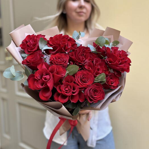 Алые французские розы