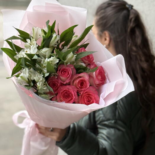 Букет сборный из розовых роз и альстромерий 🌸