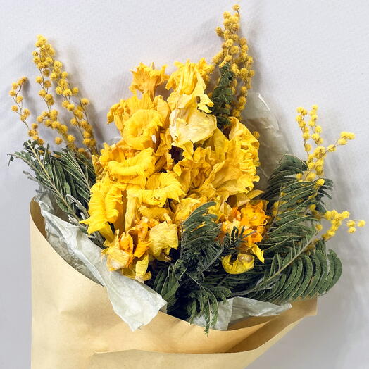 Yellow bouquet with dried daffodils