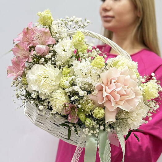 Корзина с цветами роз и альстромерии