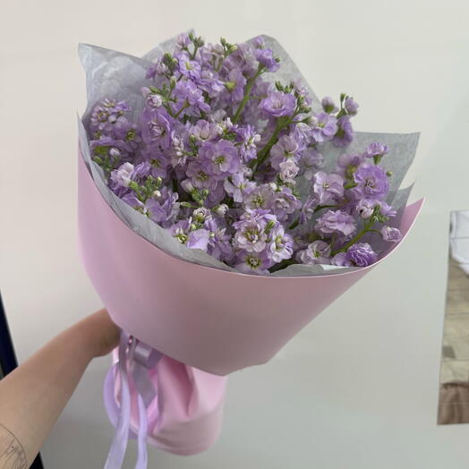 Ароматный букет из сиреневой маттиолы