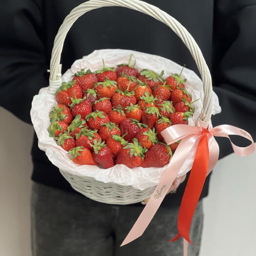 Корзина свежей клубники