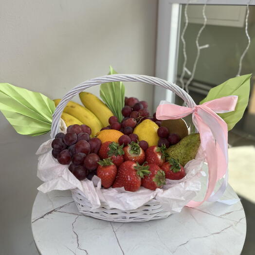Корзина с фруктами средняя