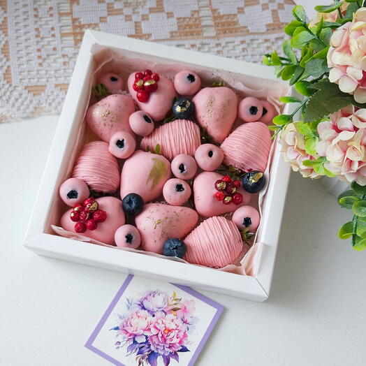 Клубника и голубика в шоколаде "Pink", S