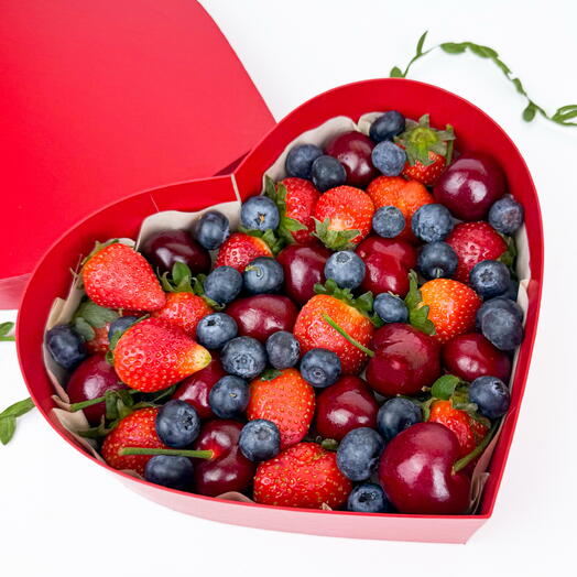 Клубника, черешня и голубика в коробке-сердце