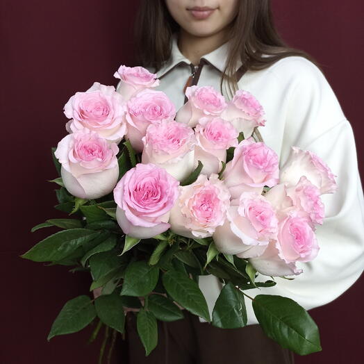 15 нежно-розовых роз