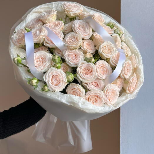 Нежные кустовые розы в моно букете xl