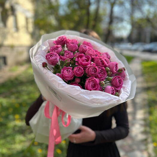 Букет из 7 веток кустовой розы Мисти Баблс