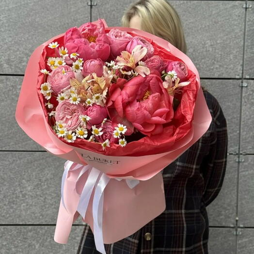 Составной букет из пионов, ромашек и кустовых роз