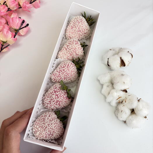 «Воздушное наслаждение: клубника в шоколаде с вафельными шариками» 🍓🍫🥄
