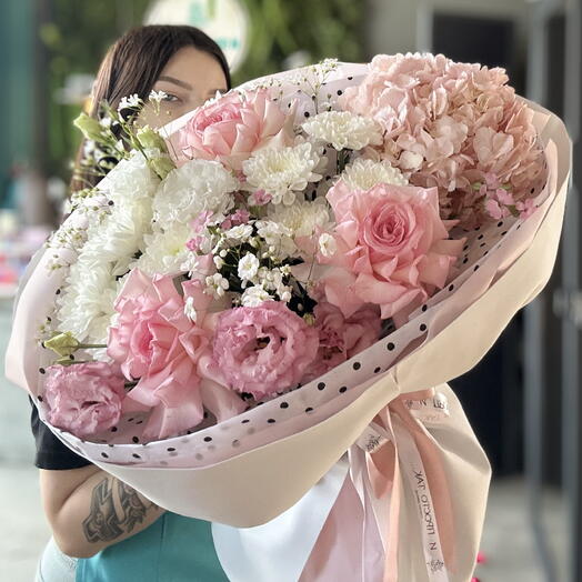 Нежно-розовый букет с гортензией, гипсофилой, эустомой и хризантемой🌸