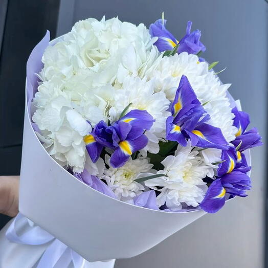 Сборный букет с синими ирисами 💜