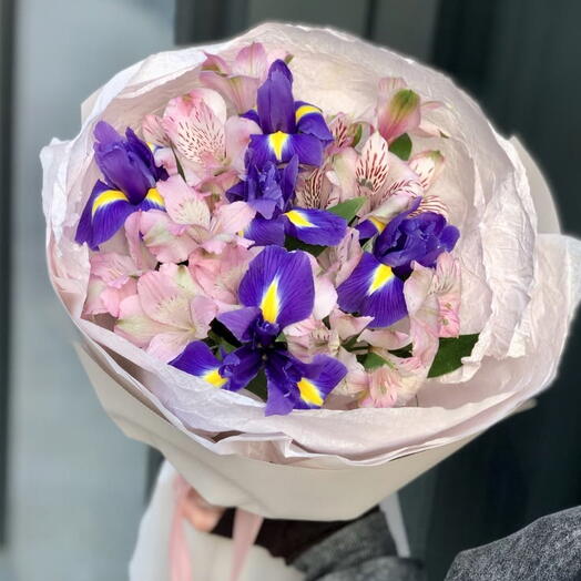 Букет из ирисов и альстромерии 💙💕