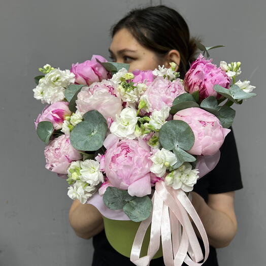 Ароматные пионы Сара Бернар с маттиолами и эвкалиптом в шляпной коробке peony