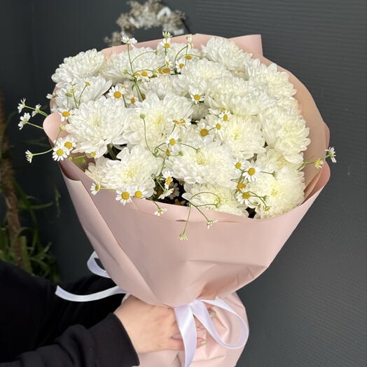 Пышный букет из кустовых хризантем и кустовых ромашек