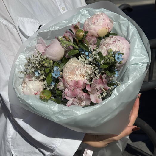 Букет с пионами, альстромерией и оксипеталумом