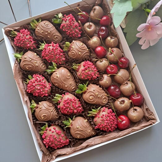 Микс клубники и черешни в молочном шоколаде