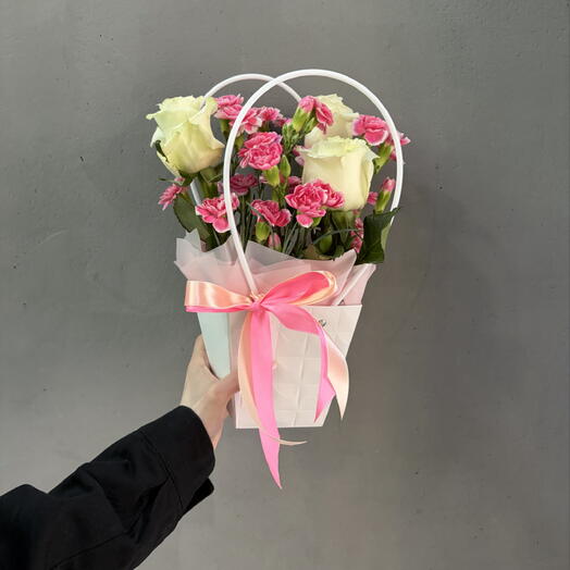 Композиция из белых роз и кустовых диантусов