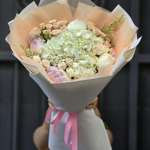 Букет из кустовых роз,гортензии и пионов 🎀