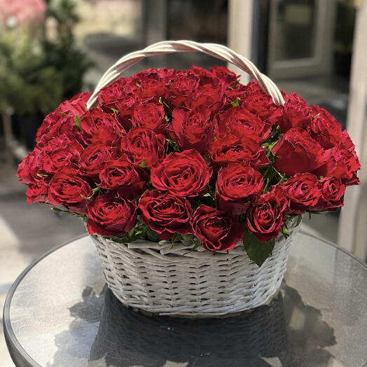 Корзина с розами «Алое признание»