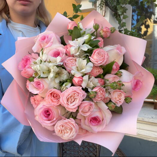 Классический букет из кустовых и одноглазых роз со стойкой альстромеоией