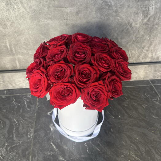 Коробка из алых роз